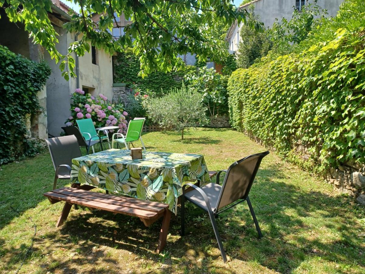 Les Glycines Bed and Breakfast Le Vigan  Exteriör bild